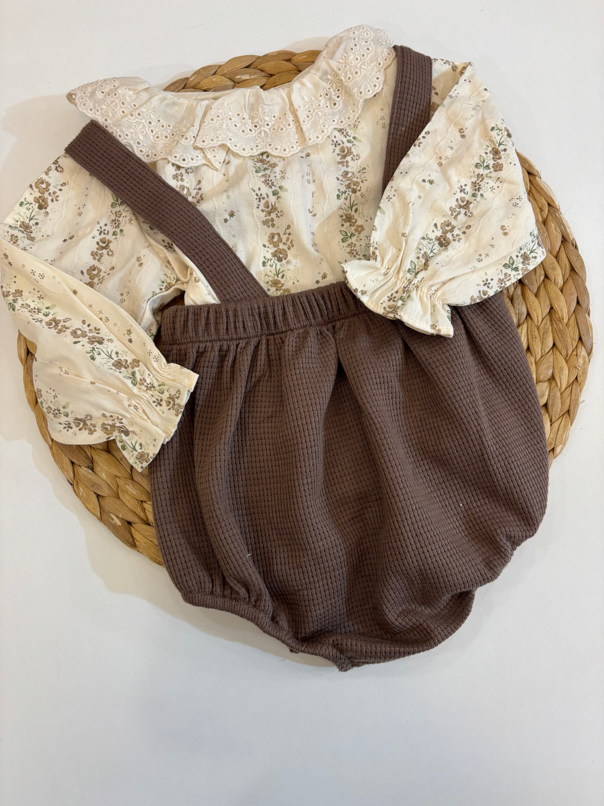 Pagliaccetto brown e fiori